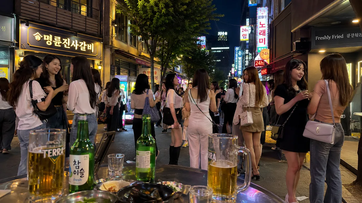 신림역 단체 상권 밤 거리 및 여러 명 이동 동선 이미지